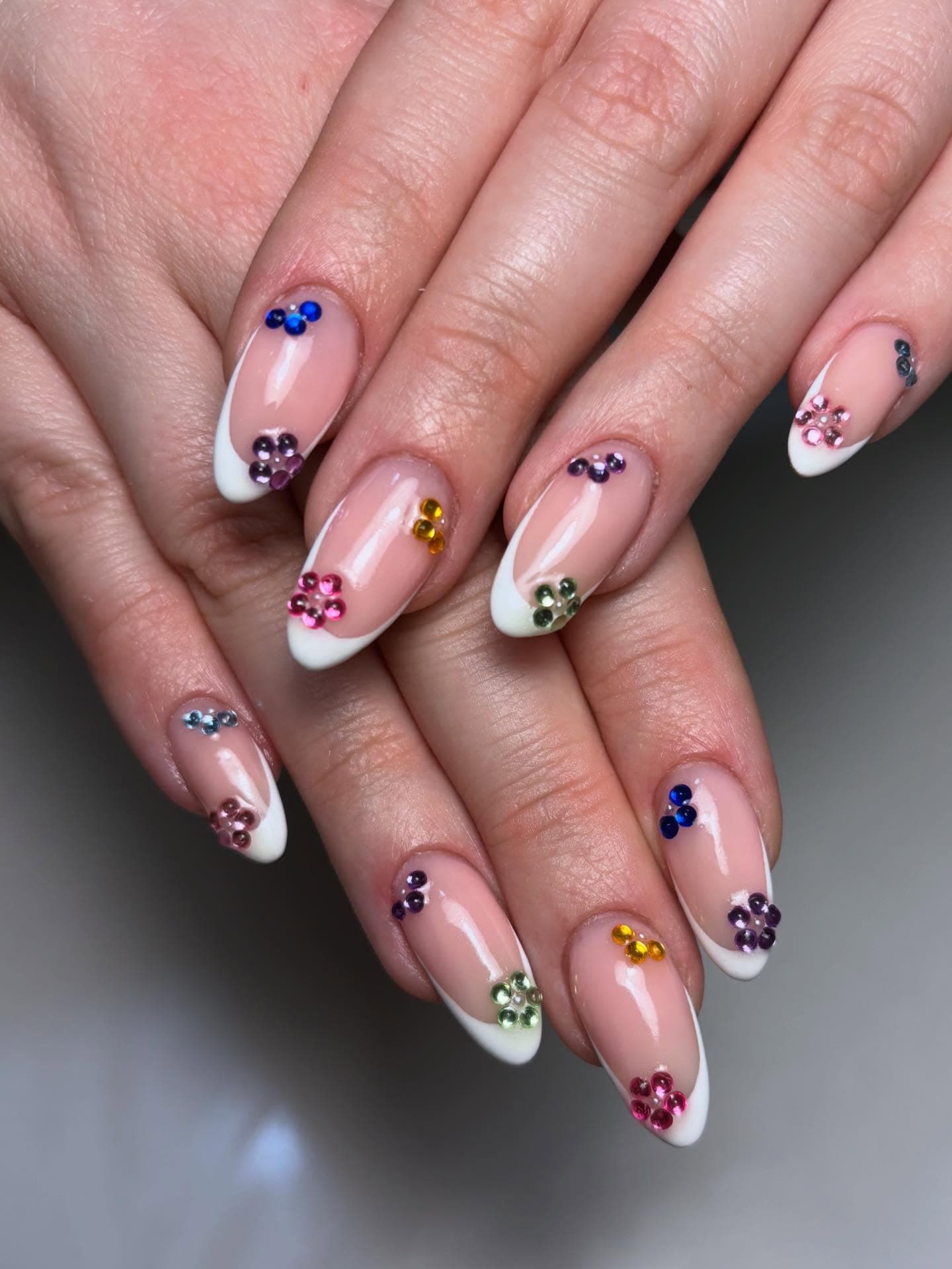 Nailart Nahaufnahme mit French-Spitze und Farbsteinchen