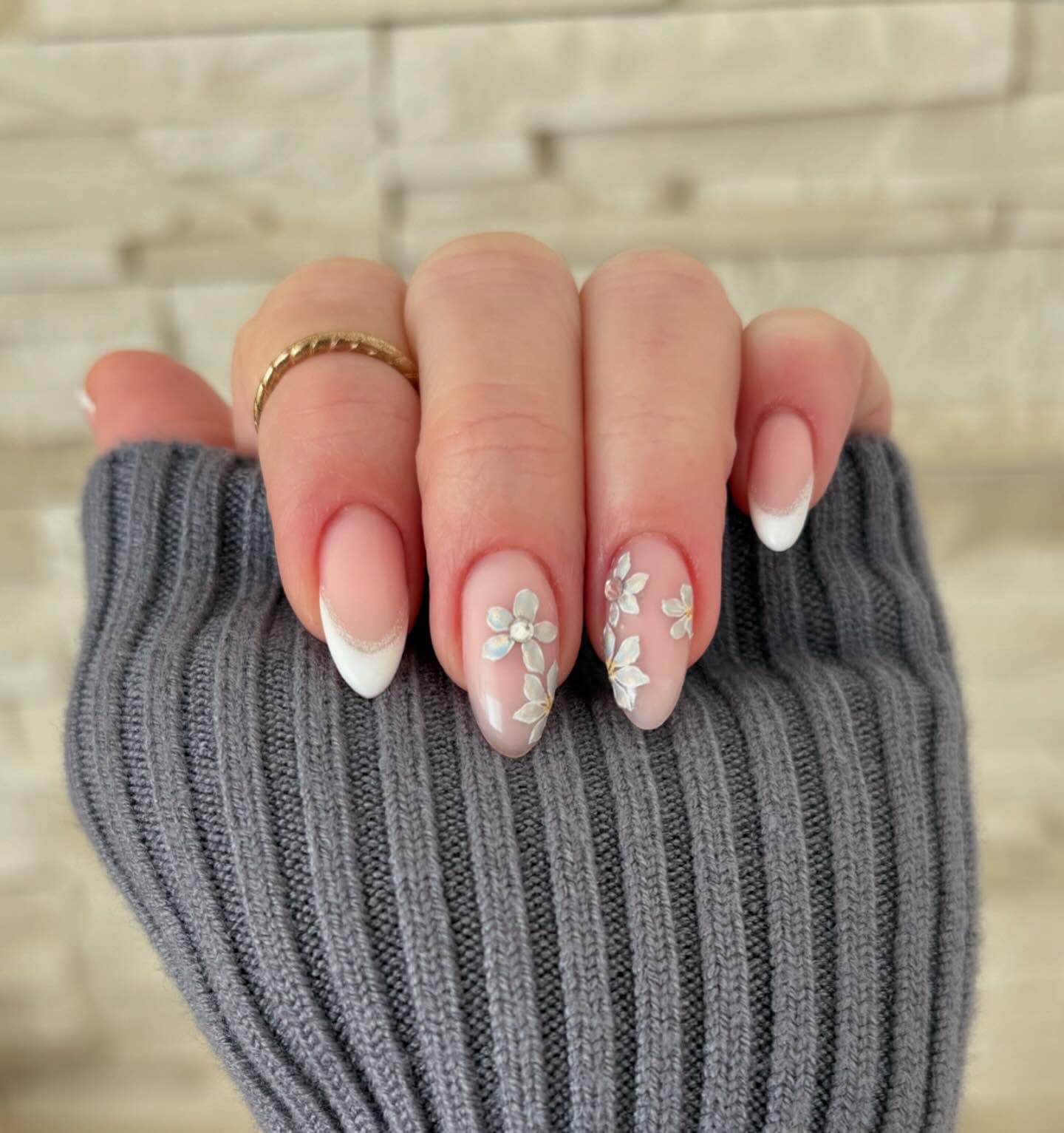 French Nageldesign mit 3D-Blüten-Detail