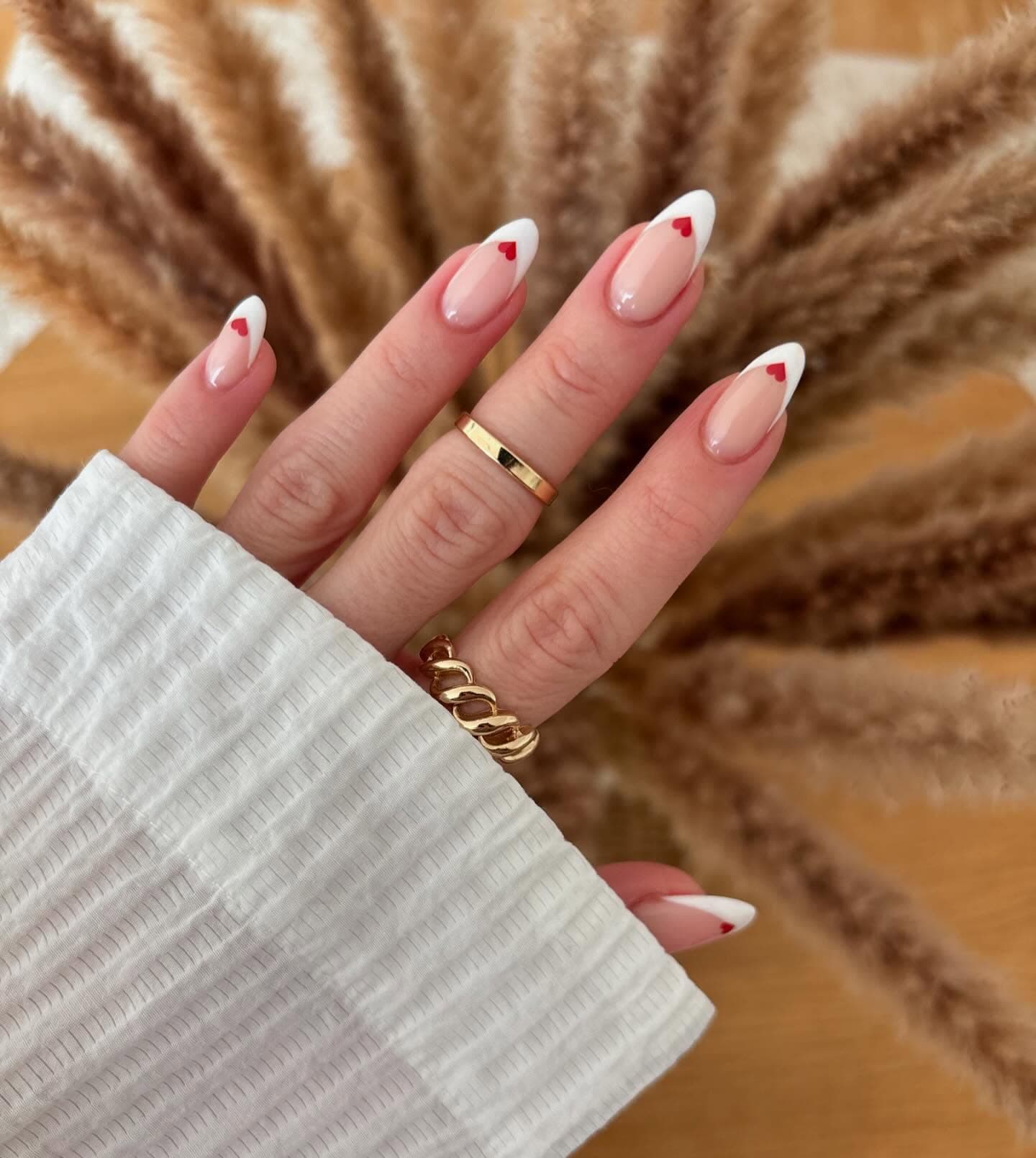 French Nageldesign mit Herz-Detail, Rückseite