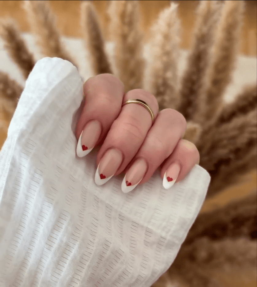 French Nageldesign mit Herz-Detail